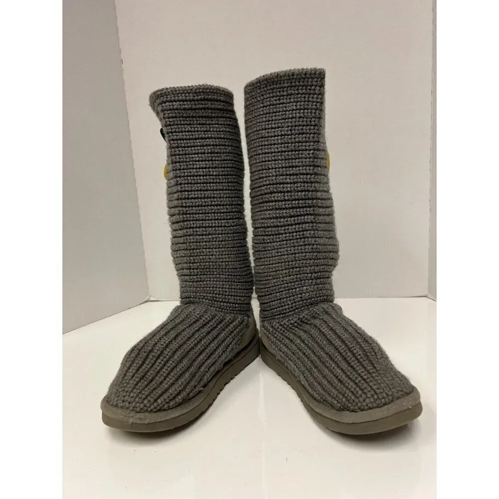 UGG features 	•